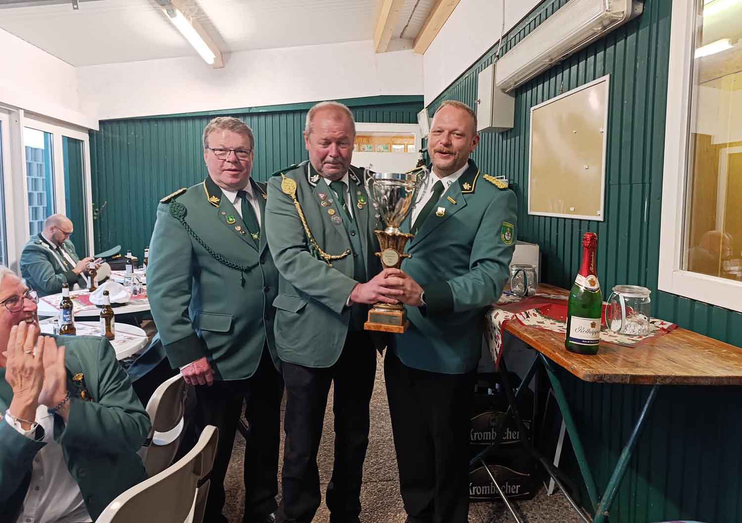 Aus den Händen der Vorstandsmitglieder Thomas Hagenkötter und Christian Bäumer bekam Thomas Benning die begehrte Trophäe überreicht. Foto: Verein