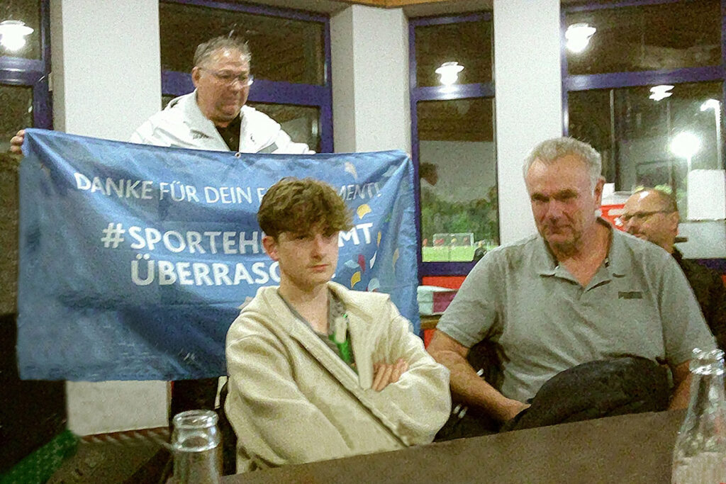 Am Ende der Jugendvorstandssitzung überraschte Ralf Cramer (l.) den ahnungslosen Thomas Sitarek (r.) mit einer besonderen Ehrung. Foto WSC