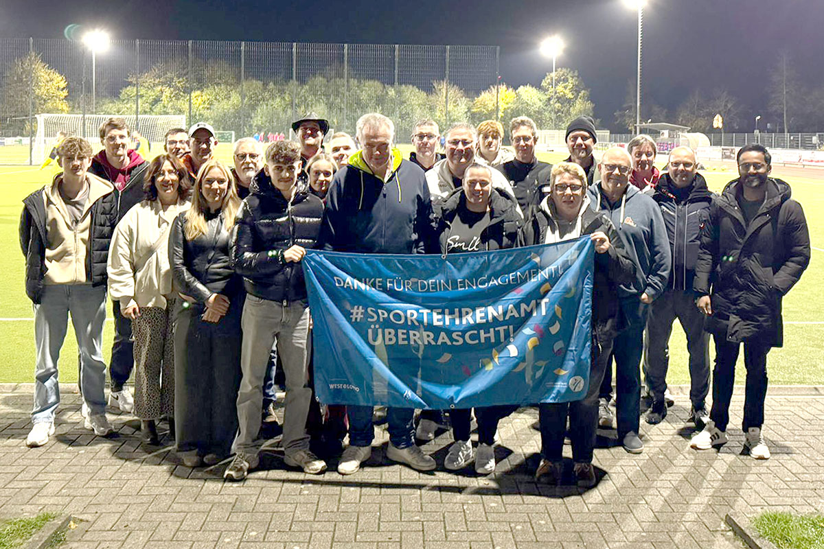 Trainer und Betreuer der Jugendmannschaften waren in den Lindert gekommen, um sich bei Thomas Sitarek zu bedanken. Foto: WSC