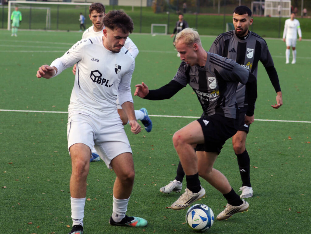 Santino Benning (rechts) und seine Mitspieler mussten sich mit einem torlosen Unentschieden zufrieden geben. Fotos: Wagner