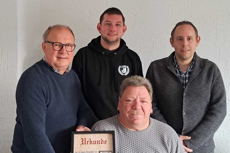 Ehrung für André Kalinowski (vorne) für 25 Jahre Engagement im Vorstand (hinten von links): Harald Wohlfarth, Robin Böcker und Sascha Hilmer. Foto: Verein