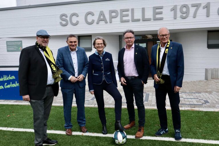 Innovatives Gebäude aus dem 3D-Betondrucker fertiggestellt: (v.l.) SPD-Bundestagsabgeordneter Jürgen Coße, Bürgermeister Dietmar Bergmann, Ina Scharrenbach, Ministerin für Heimat, Kommunales, Bau und Digitalisierung des Landes Nordrhein-Westfalen, Architekt Lothar Steinhoff und SCC-Vorsitzender Josef Mertens. Foto: Gemeinde Nordkirchen/Laouari