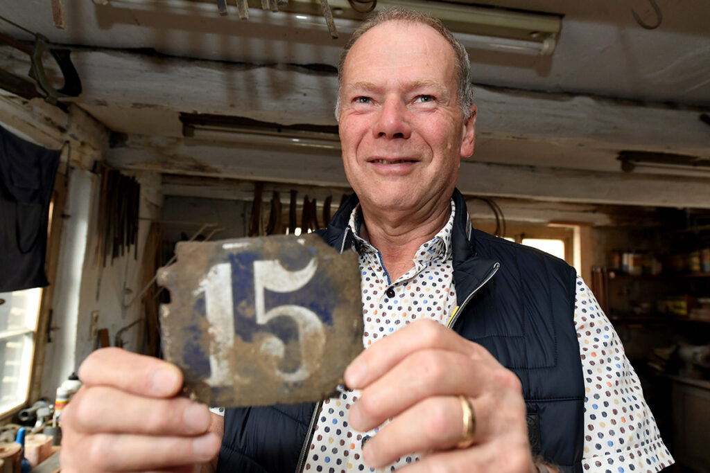 Bei den Renovierungsarbeiten fand Burkhard Jankowski auch die alte Hausnummer wieder. Foto: MSW