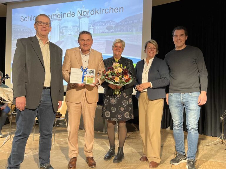 Ein Präsent und viele Dankesworte hat der ehemalige Bürgermeister Dietmar Bergmann (2.v.l.) zu seiner offiziellen Verabschiedung bekommen. Bergmann dankte ganz besonders seiner Frau Barbara (M.) für die Unterstützung vor und während seiner Amtszeit. Gratulanten waren unter anderem Kämmerer Bernd Tönning (l.), die neue Bürgermeisterin Stefanie Holz (2.v.r.) und der Leiter des Fachbereichs Bauen, Planung, Umwelt, Manuel Lachmann. Foto: Gemeinde Nordkirchen/Hauck