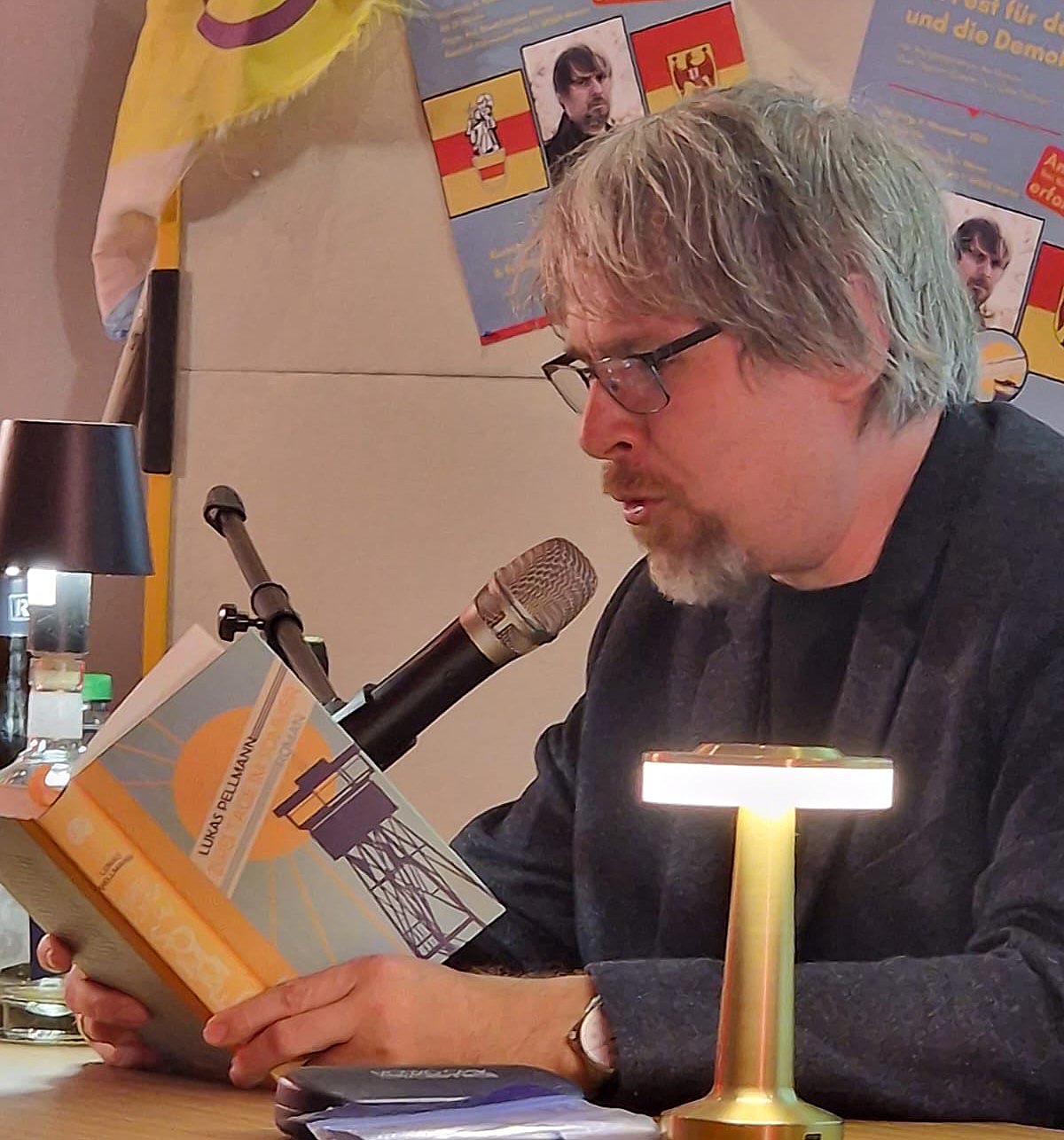 Lukas Pellmann las beim Fest für Frieden und Demokratie aus seinem Buch „Zwei Tage im Sommer“. Fotos: Sophia Waterhues