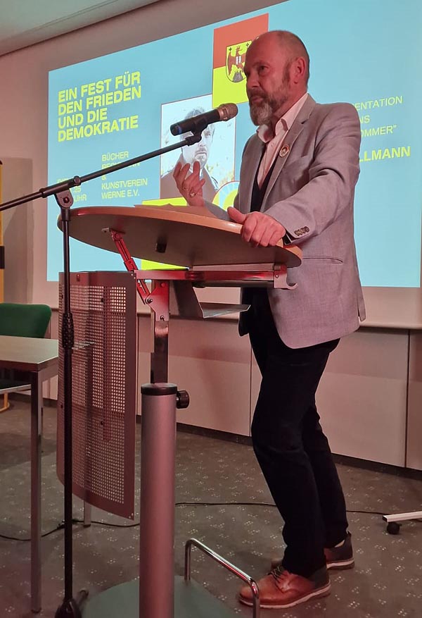 Hubertus Waterhues hatte ins Foyer des Stadthauses geladen.