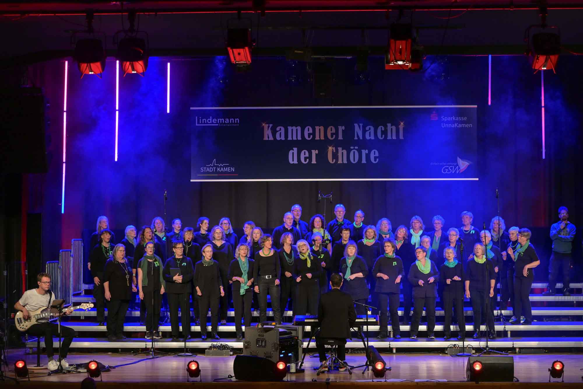 Einen mitreißenden Auftritt legte der VHS-Pop-Chor bei der „Nacht der Chöre“ in Kamen hin. Foto: Oliver Lückmann 