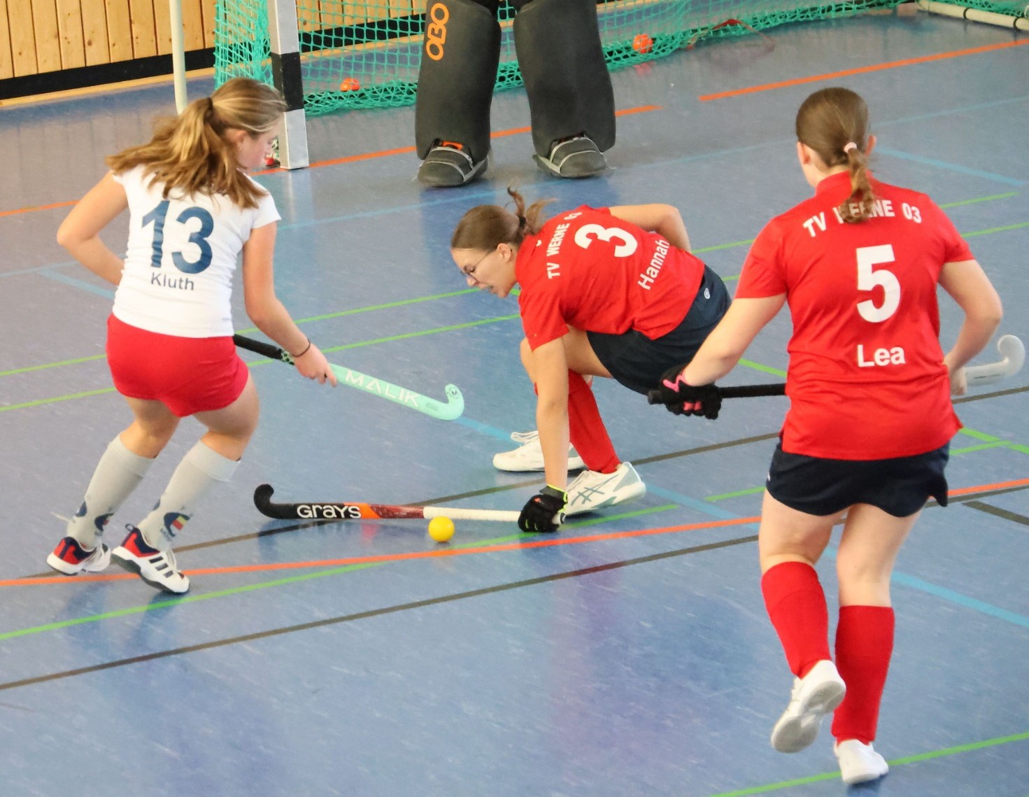 Oftmals befanden sich die U14-Mädchen des TV Werne (rote Trikots) in der Defensive - wie hier beim 0:7 gegen den THC Münster. Fotos: Verein