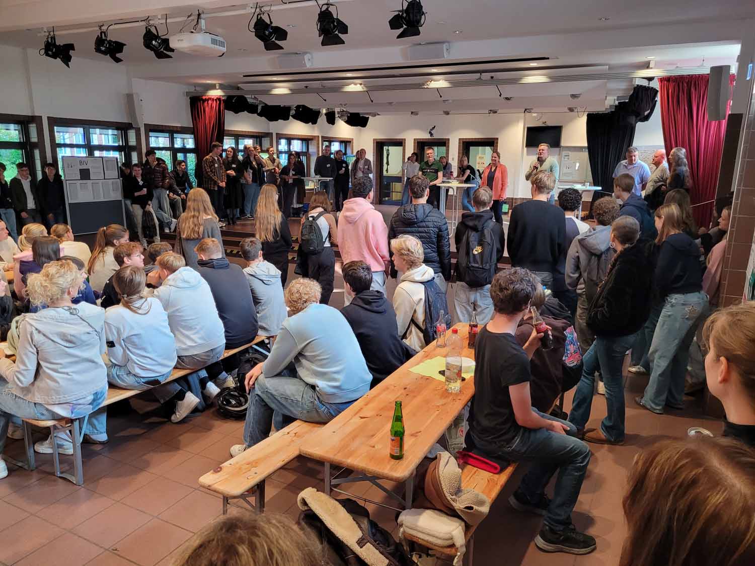 Die BIV 2025 war auch im 19. Jahr wieder ein voller Erfolg und Ausdruck des engen Alumni-Netzwerkes mit den aktuellen Schülerinnen und Schülern des bischöflichen Gymnasiums. Foto: GSC