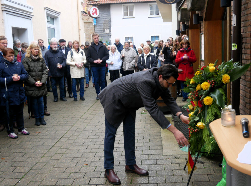 Mit der Kranzniederlegung an der Gedenktafel der ehemaligen Synagoge in der Marktpassage endete die Veranstaltung.