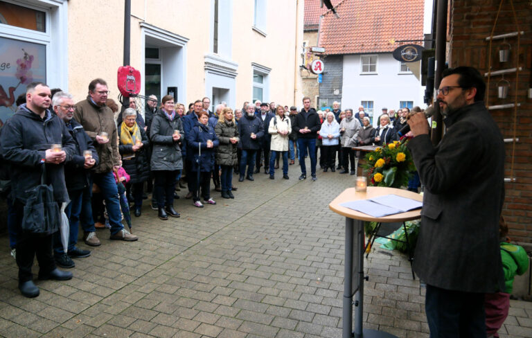 Die Erinnerung an die Gewalt gegen Menschen jüdischen Glaubens am 9. November 1938 in Werne verband Bürgermeister Lars Hübchen mit dem Appell, aufzustehen gegen Diskriminierung und Hass. Fotos: Gaby Brüggemann