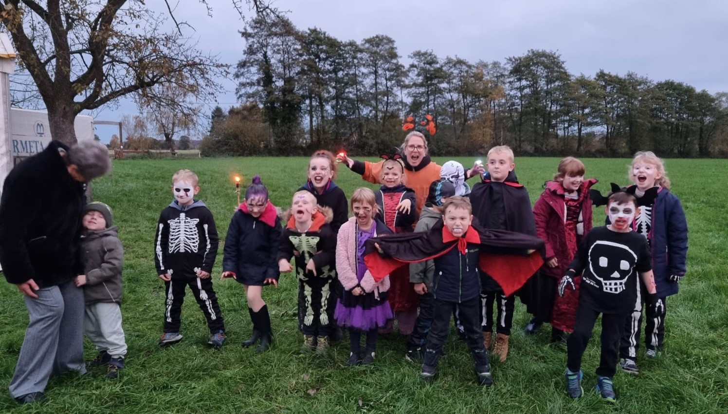 Viel Spaß hatten Klein und Groß beim Halloween-Spektakel des Schützenvereins Nierstenholz. Fotos: Verein