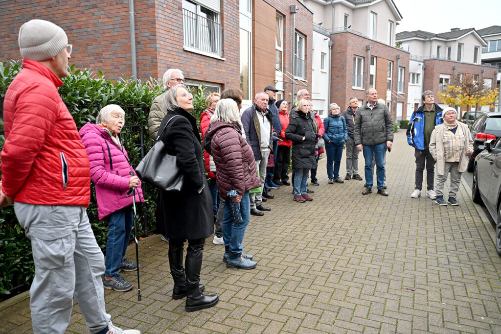 Rund 30 Interessierte waren zum Haus Westmauer 15 gekommen, um sich über die Renovierungsarbeiten zu informieren. Foto: MSW