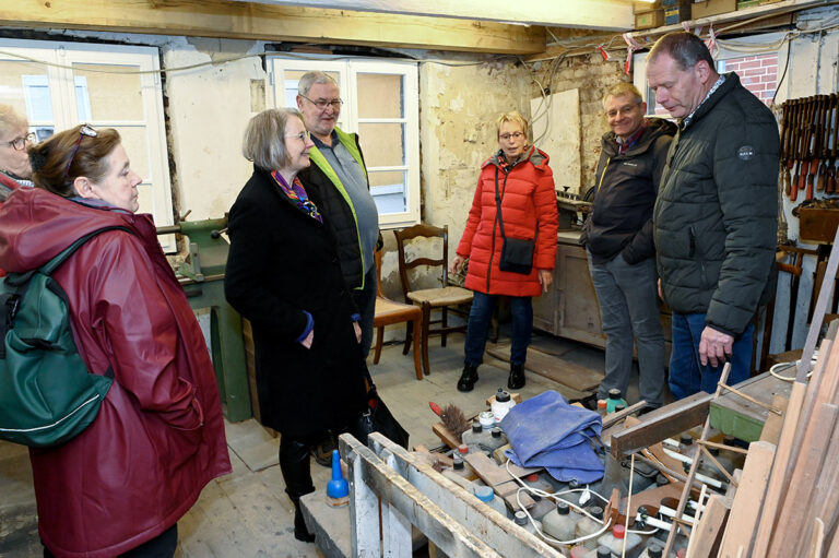 In drei kleinen Gruppen führte Burkhard Jankowski (r.) die Besucher durch die Stuhlmacher-Werkstatt. Foto: MSW