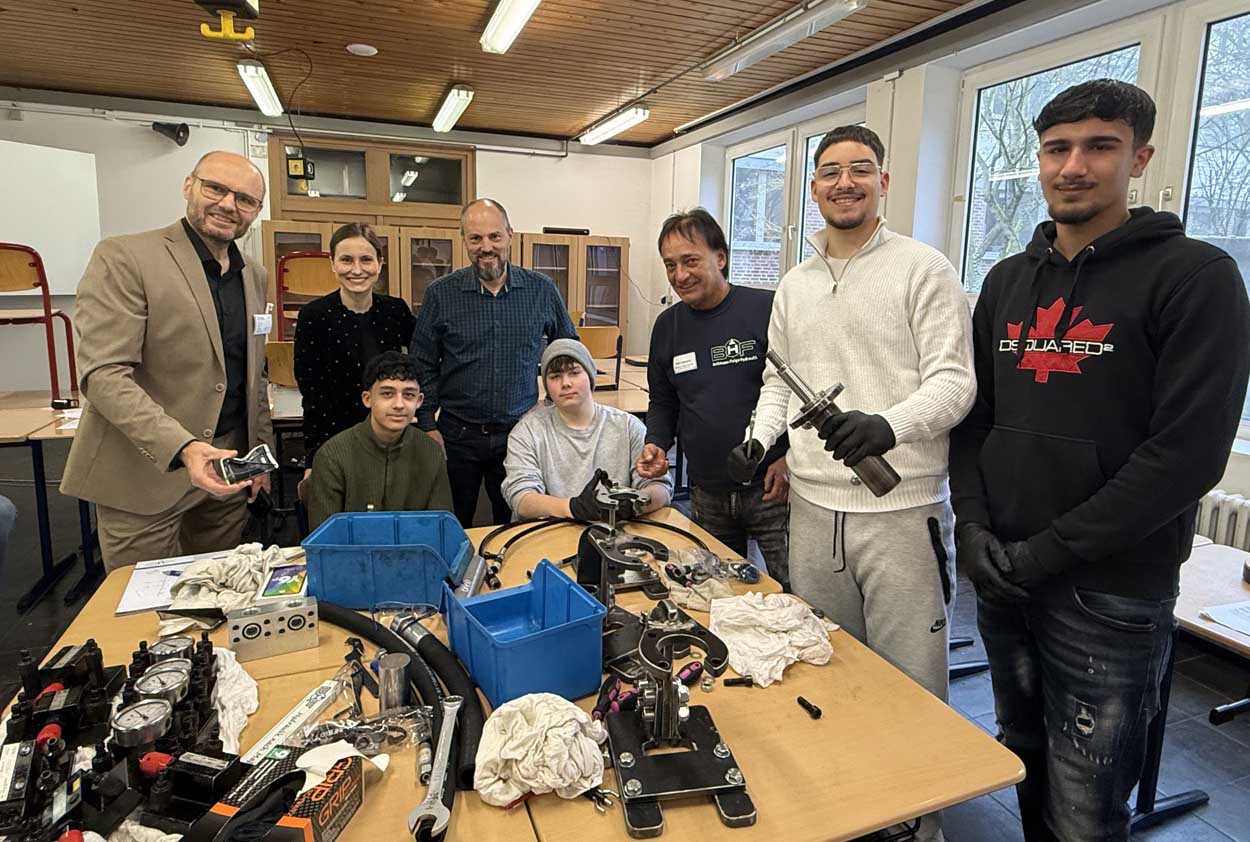 Überzeugten sich von den Angeboten der Unternehmen beim Praxistag: Schulleiter Jürgen Artmann (v. l. n. r.), Kim Tabea Odenwald und Matthias Müller. Foto: WFG