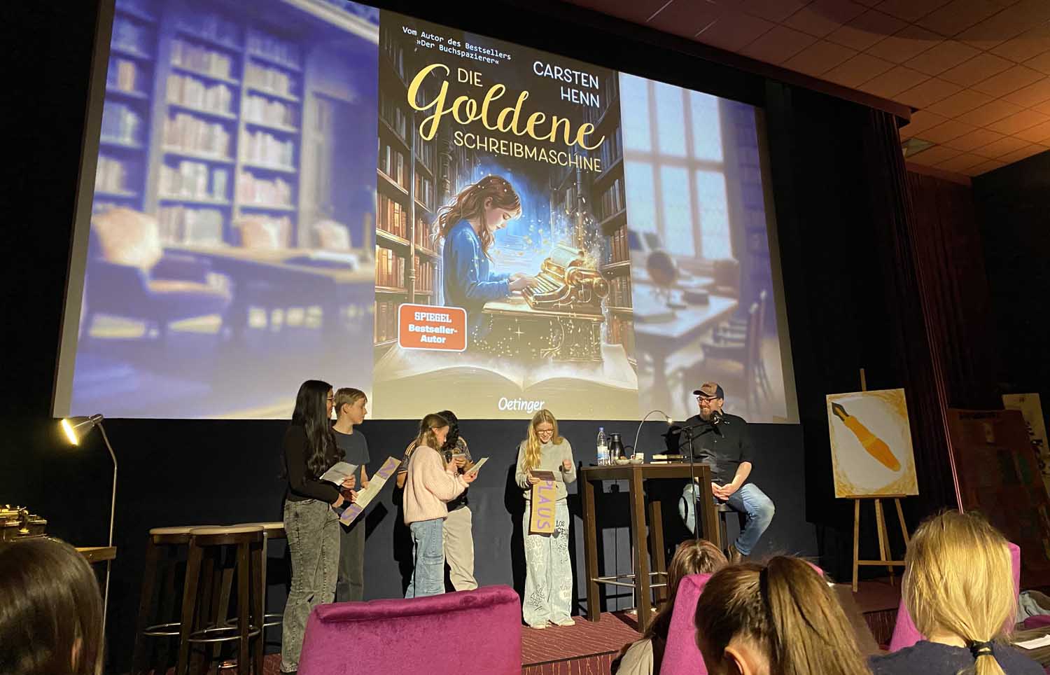 Auf dem Programm stand eine Lesung mit dem bekannten Kinder- und Erwachsenenautor Carsten Henn zu seinem magischen Abenteuerroman „Die Goldene Schreibmaschine“. Die Klasse 7e der Sekundarschule hatte alles selbst organisiert. Fotos: MSS