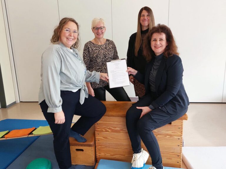 Die Kita-Leiterinnen (von rechts) Kirsten Schaaf-Hagemeier (Auf der Nath), Miriam Heckendorf (Am Familiennetz) und Silke Möller (Auf dem Berg) besiegelten die Zusammenarbeit mit Motopädin Kati Krause (ganz links). Foto: Wagner