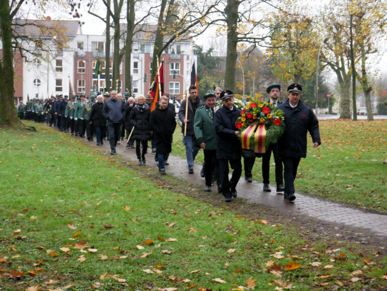 Nach der Gedenkfeier zum Volkstrauertag auf dem Marktplatz zum Volkstrauertag zogen zahlreiche Abordnungen und Vertreter der Werner Bürgerschaft zur Kranzniederlegung am Ehrenmal im Steintorpark. Fotos: Gaby Brüggemann