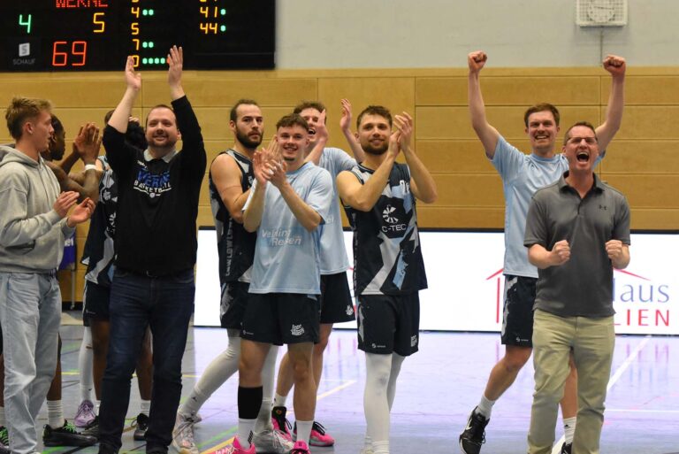 Die LippeBaskets feierten den wichtigen Auswärtssieg in Hamm mit ihren Fans. Fotos: Rainer Gudra