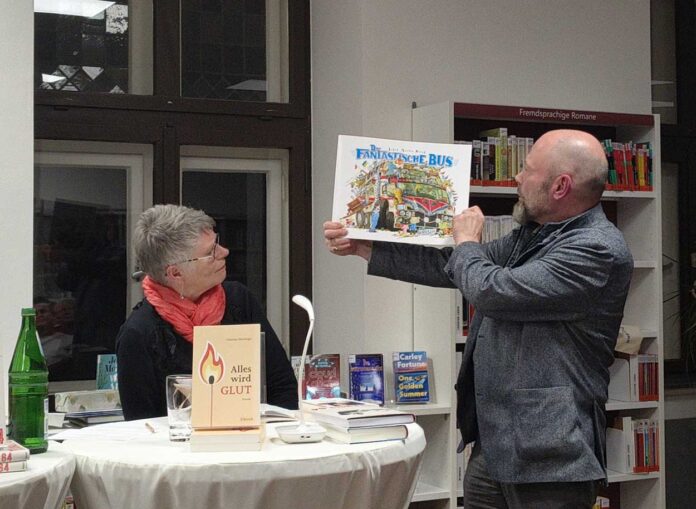 Thema beim Literaturnier: "Der fantastische Bus" von Jakob Martin Strid entführt in eine fantasievolle Welt, der keine Grenzen gesetzt sind. Fotos: Johanna Glowacki