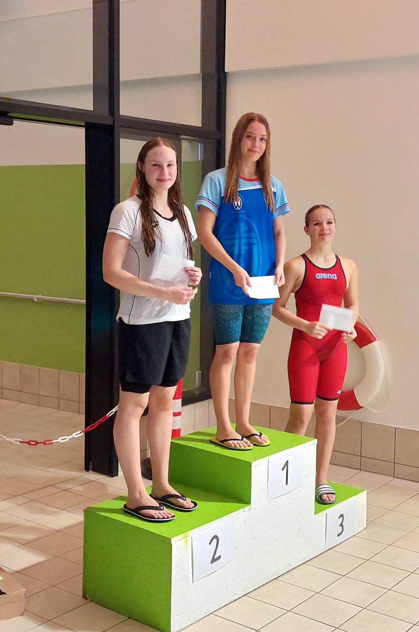 Siegerin Paige Bökenkamp und die Zweite Mona Butzlaff (beide TV Werne 03 Wasserfreunde) landeten im Finale vor Hannah Sophie Grunert (SG Lünen). Fotos: Verein