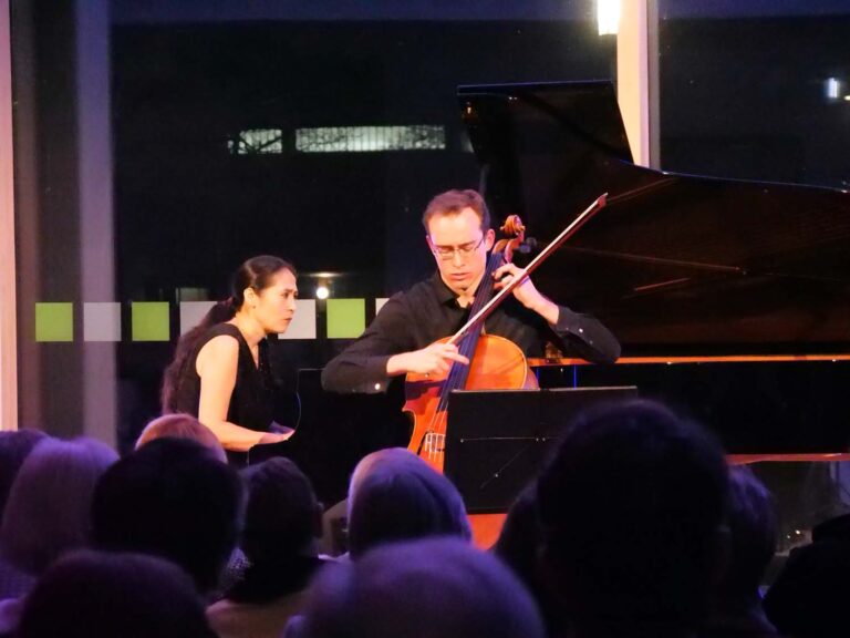 Die Pianistin Hyun-Jung Kim-Schweiker und der Cellist Frederick Pietschmann bezauberten mit einem poetischen Musikabend in der Konzertreihe der Musikfreunde Werne. Foto: Schwarze