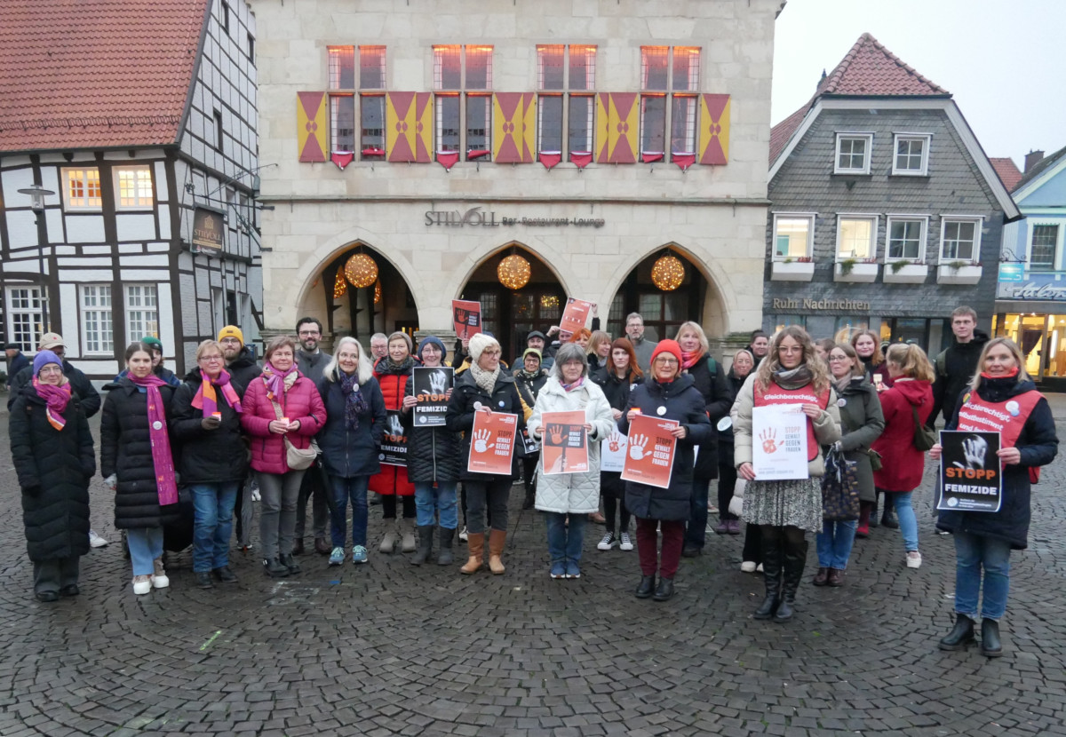 Vor den orange beleuchteten Fenster des Alten Rathauses mahnten die Teilnehmenden den Schutz vor Gewalt gegen Frauen an. Fotos: Gaby Brüggemann