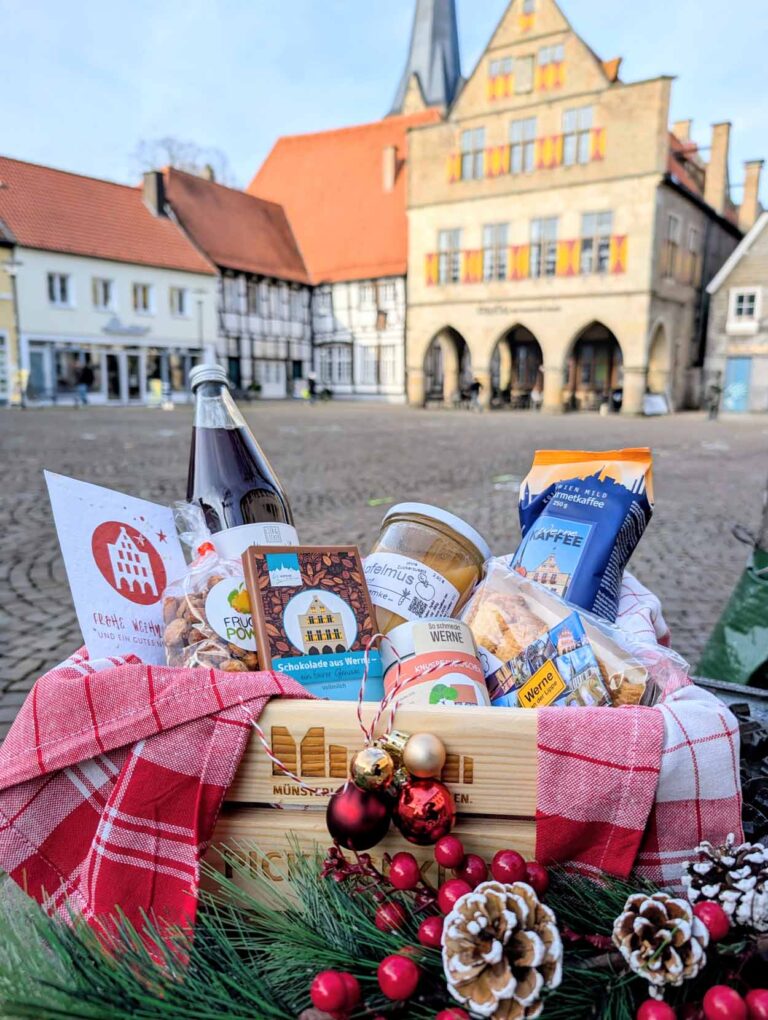Die „Werner Winterzauber“-Kiste knüpft an den Erfolg der vergangenen Jahre an – und ist erneut ein echtes Highlight für alle, die regionale Produkte, besondere Geschenkideen und heimischen Genuss schätzen. Foto: Werne Marketing GmbH