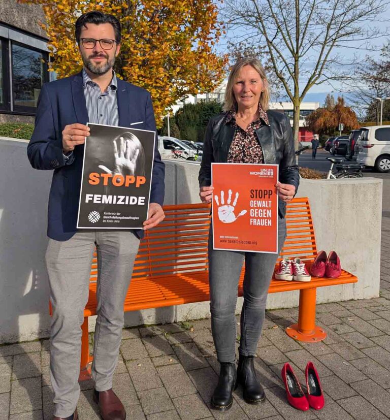 Die Gleichstellungsbeauftragte Monika Eichmanns und Bürgermeister Lars Hübchen machen auf die Veranstaltung aufmerksam. Foto: Stadt Werne