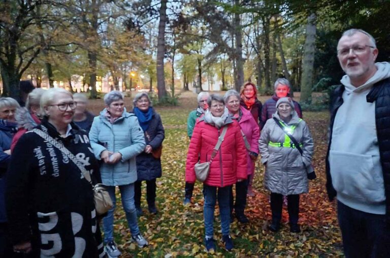 Der Pilgergang führte die Teilnehmenden zum Friedhof am Südring. Foto: Verein