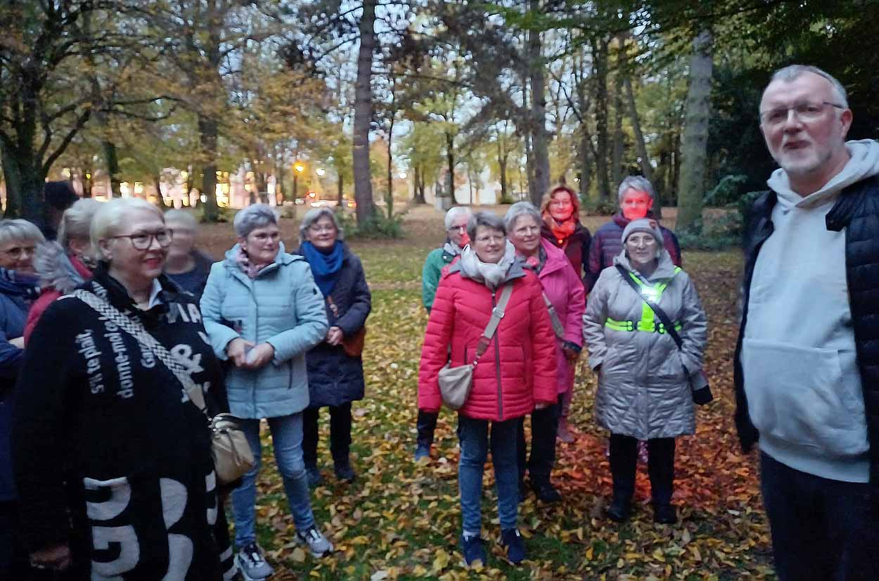 Der Pilgergang führte die Teilnehmenden zum Friedhof am Südring. Foto: Verein