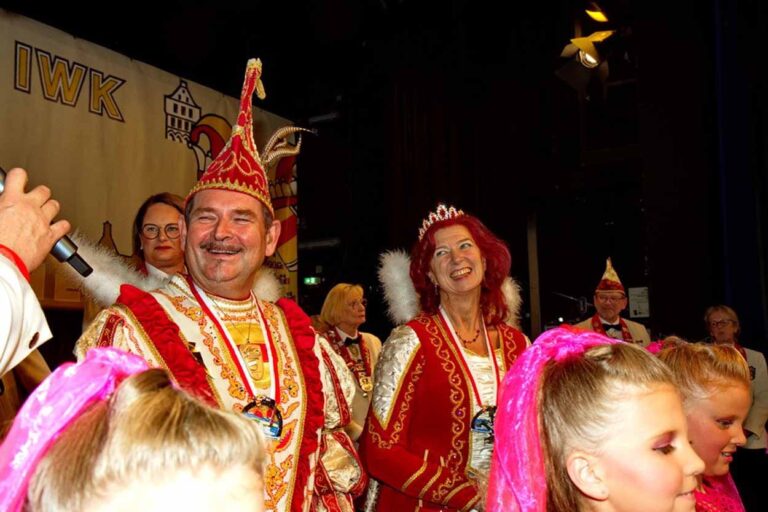 Das erste Bad in der Menge genoß des neue Stadtprinzenpaar Markus und Susanne Mecklenbrauck am Samstag im Kolpingsaal mit sichtlicher Neugier und Freude. Fotos: Steinmüller