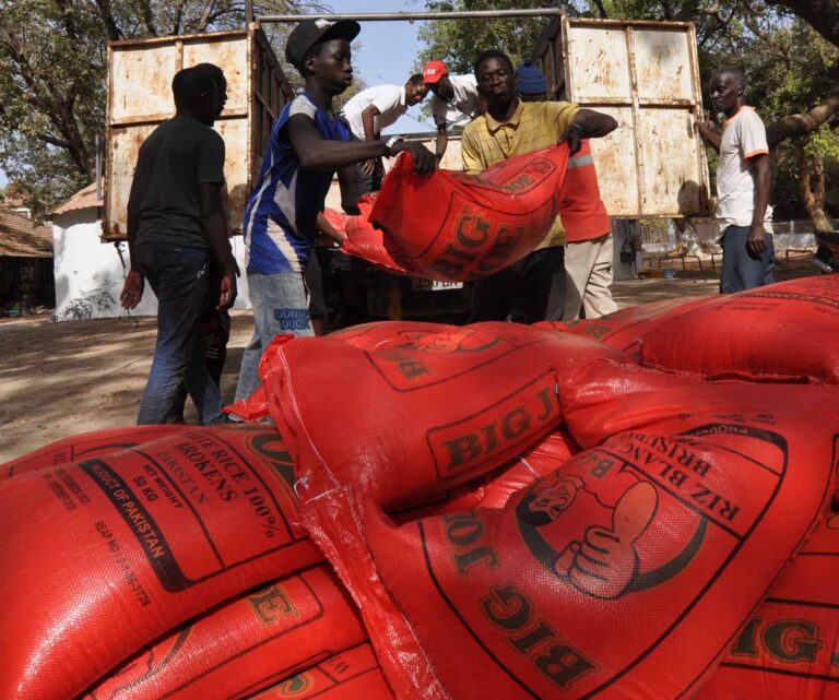 Auch die Handwerker auf dem Künstlermarkt und deren Familien wurden in den vergangenen Jahren mit Reisspenden bedacht. Fotos: privat
