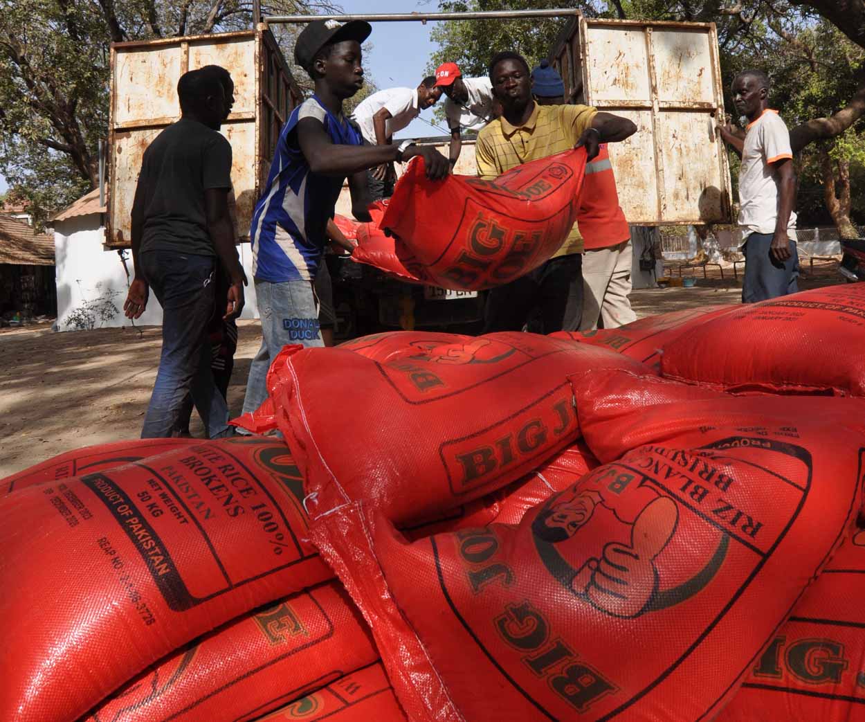 Auch die Handwerker auf dem Künstlermarkt und deren Familien wurden in den vergangenen Jahren mit Reisspenden bedacht. Fotos: privat