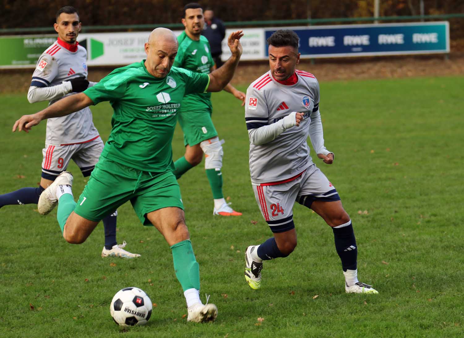 Der SV Stockum (grüne Trikots) musste sich nach guter kämpferischer Leistung dem FC Bönen geschlagen geben. Fotos: Wagner