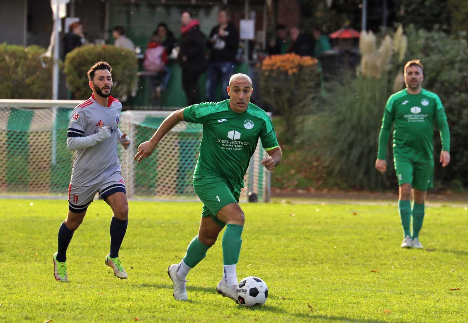 Abderrahim Ouazzan (am Ball) schoss das zwischenzeitliche 2:1 für den SV Stockum gegen Nordbögge. Archivfoto: Wagner