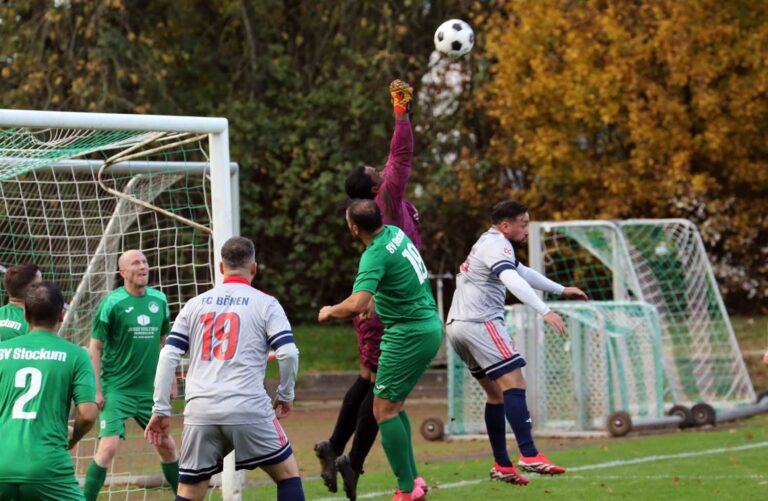 Torwart Tommy Wieben musste wieder viermal hinter sich greifen. Der SV Stockum wartet weiter auf den ersten Saisonsieg. Foto: Wagner
