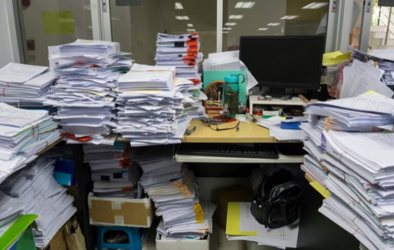 Chaos bereitet sich auf so manchem Schreibtisch aus. Das muss nicht sein. Tipps gibt es von der VHS Werne in einem Online-Workshop. Foto: pixabay