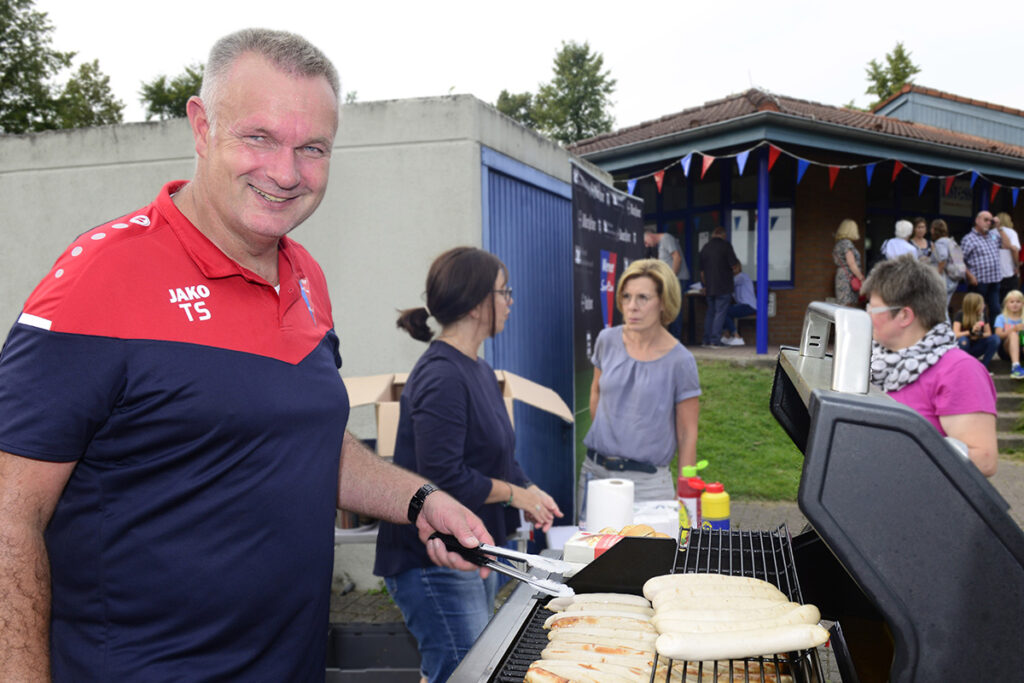 Ein Mann für alle Fälle: Thomas Sitarek ist da, wenn man ihn braucht, als Trainer beim Jugendfußball oder am Würstchenstand. Foto: WSC