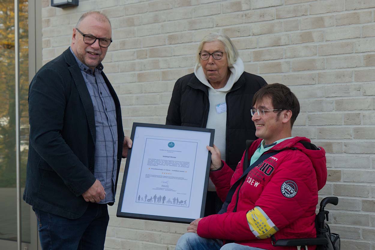Marius Gellert (rechts) und Veronika Sobiech von der Initiative „Rollstuhgerecht in der Stadt Werne
