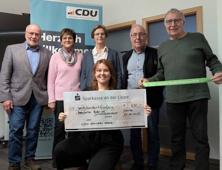 Ricarda Heimann (unten) vom Ambulanten Kinder- und Jugendhospizdienst Lünen nahm die Spende aus den Händen von (v.l.) Reinhard Hasler, Hiltrud Stieg, Heide Willimek, Reiner Füser und Mario Neubauer entgegen. Foto: Senioren Union