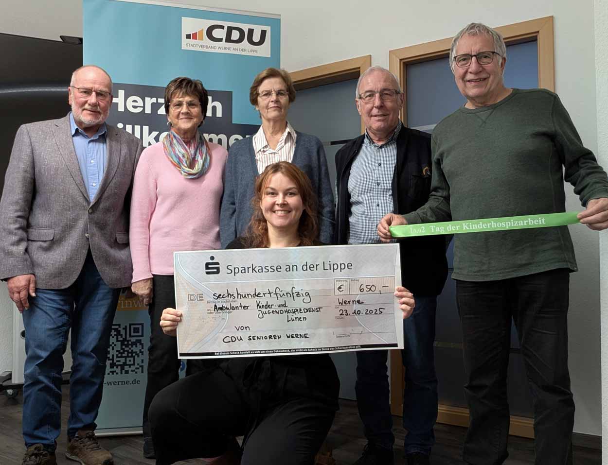 Ricarda Heimann (unten) vom Ambulanten Kinder- und Jugendhospizdienst Lünen nahm die Spende aus den Händen von (v.l.) Reinhard Hasler, Hiltrud Stieg, Heide Willimek, Reiner Füser und Mario Neubauer entgegen. Foto: Senioren Union