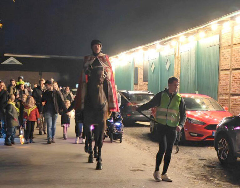 St. Martin führte den Laternenumzug in Lenklar an. Fotos: Verein