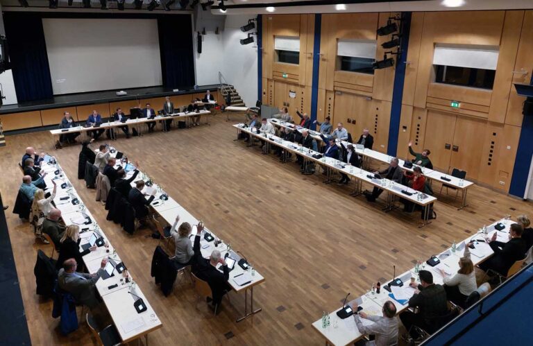 Der Stadtrat verabschiedete den Haushalt 2026, der Steuererhöhungen beinhaltet. Archivfoto: Wagner