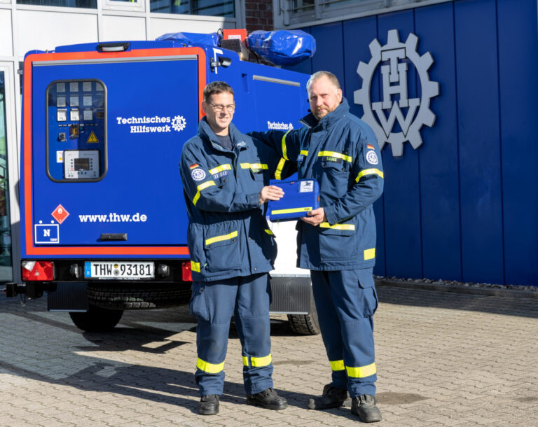 Der stellvertretende Ortsbeauftragte Thomas Kube (rechts) übergibt den neuen Anhänger (Netzersatzanlage mit Lichtmast) an den Gruppenführer der Fachgruppe                 Notversorgung und Notinstandsetzung, Andre Breith (links). Foto: Jörg Prochnow