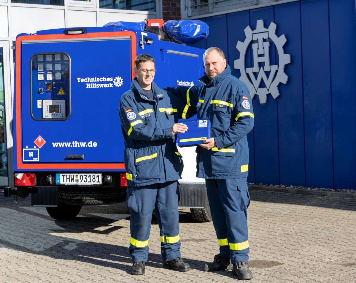 Der stellvertretende Ortsbeauftragte Thomas Kube (rechts) übergibt den neuen Anhänger (Netzersatzanlage mit Lichtmast) an den Gruppenführer der Fachgruppe                 Notversorgung und Notinstandsetzung, Andre Breith (links). Foto: Jörg Prochnow
