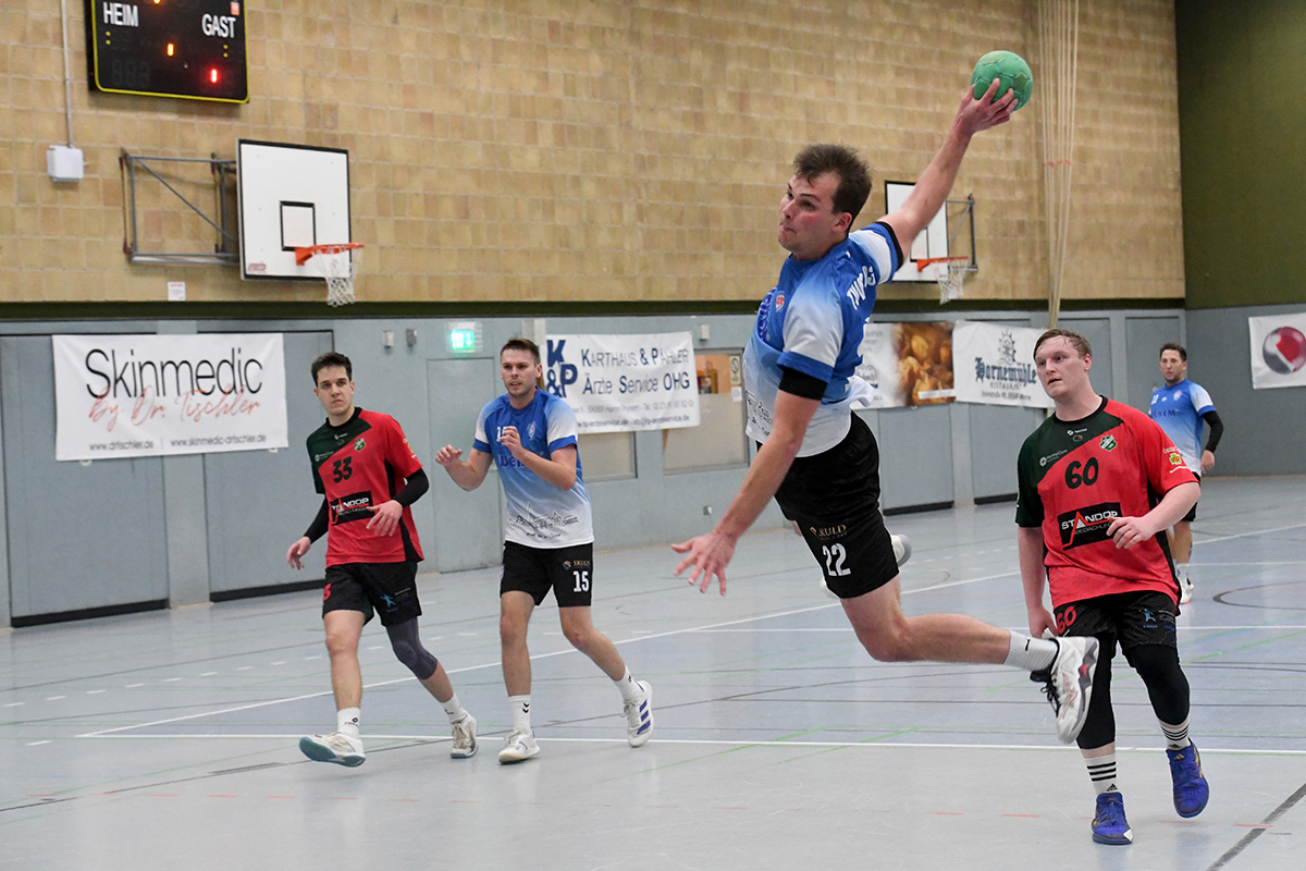 Nicht aufzuhalten ist Jan Drees in dieser Szene: Wuchtig kommt er zum Torwurf und trifft zum 18:15 für den TV Werne. Foto: MSW