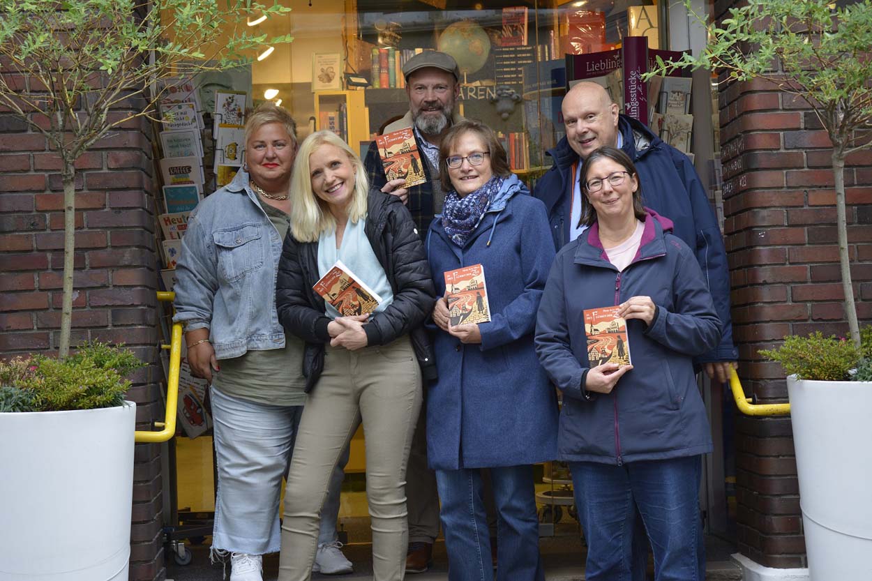 Die Texxtwerkstatt Werne mit Hubertus Waterhues, dessen Buchhandlung Beckmann eine Rollen in einer Geschichte spielt. Foto: Magnus See
