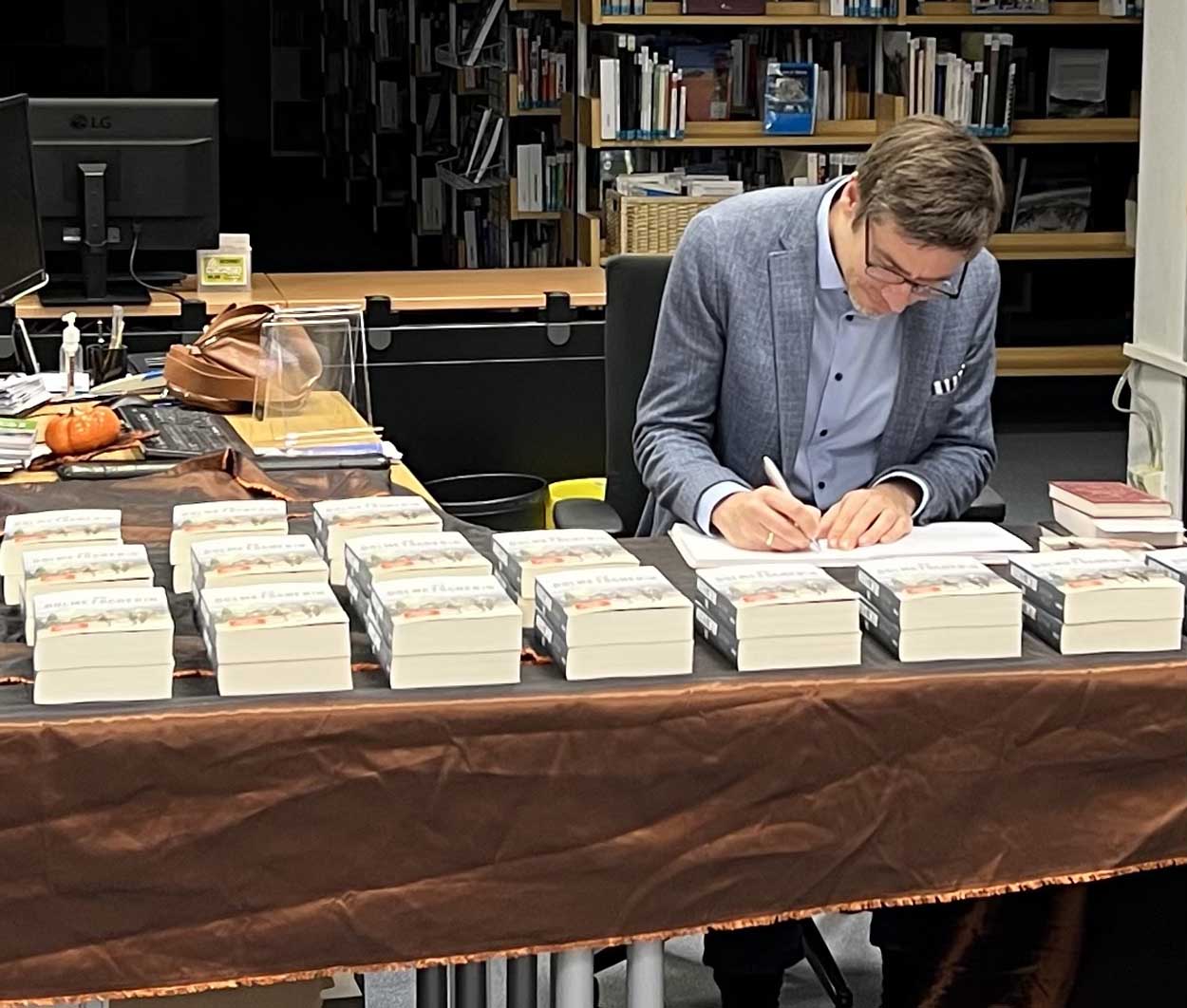 Titus Müller hatte viel zu tun mit dem Signieren seiner Bücher. Foto: Herbert Aprill
