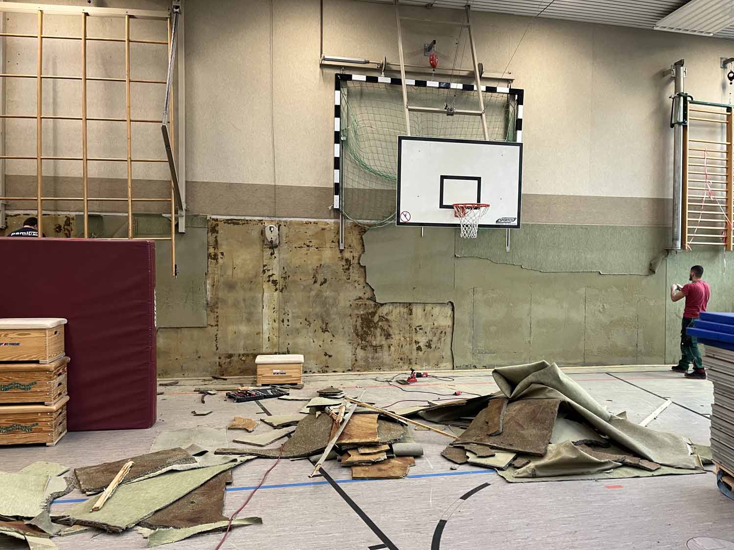 Der Prallschutz an den Wänden wird entfernt, die Tore zu den Geräteräumen werden erneuert. Bislang laufen die eng getakteten Arbeiten reibungslos. Foto: Gemeinde Nordkirchen